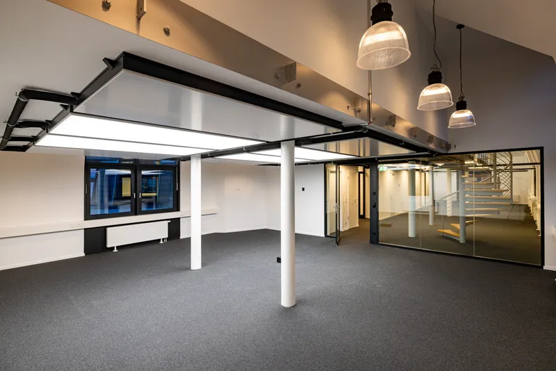 Büro mit interpanel Klimaleuchte in RAL 7021 Dunkelrahmen — Deckenkühlung Cresco Real Estate Berlin