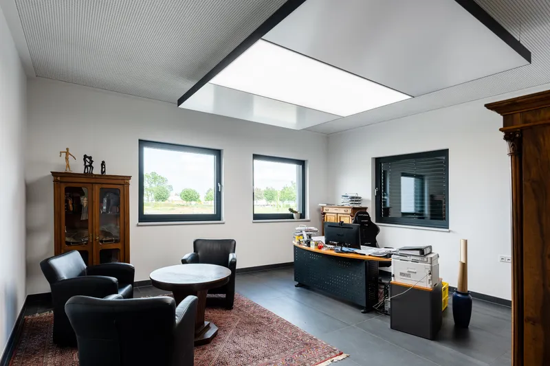 Chefbüro mit interpanel Klimaleuchte und Sitzbereich bei Cseri GmbH Nohra