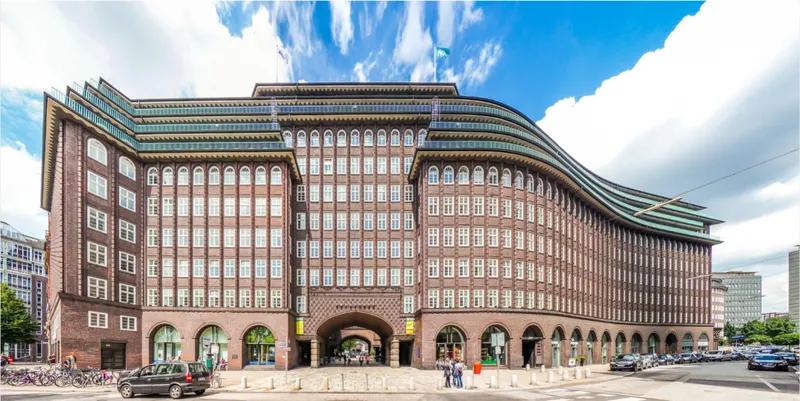Chilehaus Hamburg Panorama — Backsteinexpressionismus mit Wolkenhimmel, Standort der interpanel Klimapanel Nachrüstung