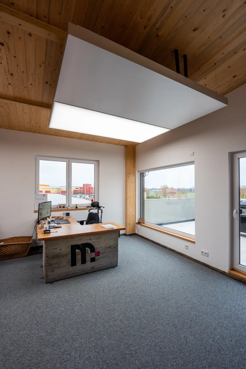 Einzelbüro mit Arbeitsplatz und interpanel Klimaleuchte