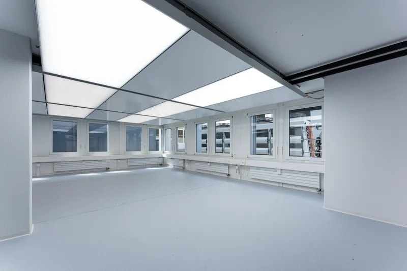 Leere Etage mit beleuchteten interpanel Klimaleuchten bei Bruker AG