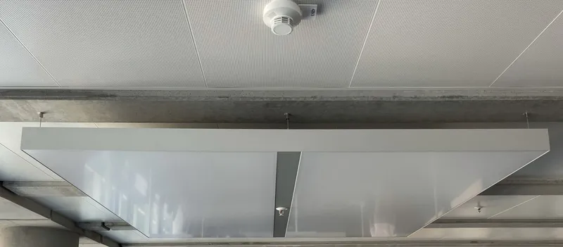 Detailansicht interpanel Klimaleuchte in Akustikdecke montiert