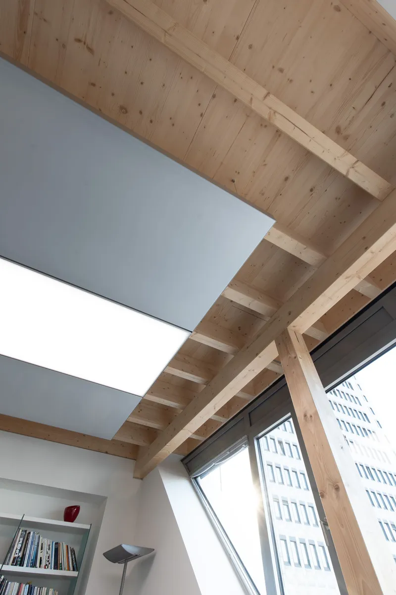 Klimaleuchte Detailansicht an Holzbalken — interpanel Deckenkühlung im Bestand