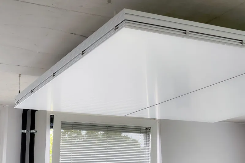 Klimaleuchte Detailaufnahme an Sichtbetondecke im Architekturbüro