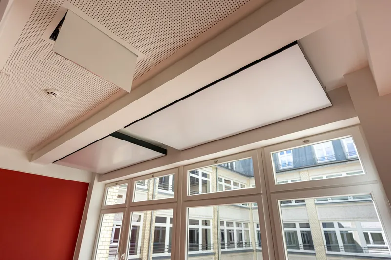 interpanel Klimaleuchte vor historischen Kontorhaus-Fenstern mit Fassadenblick