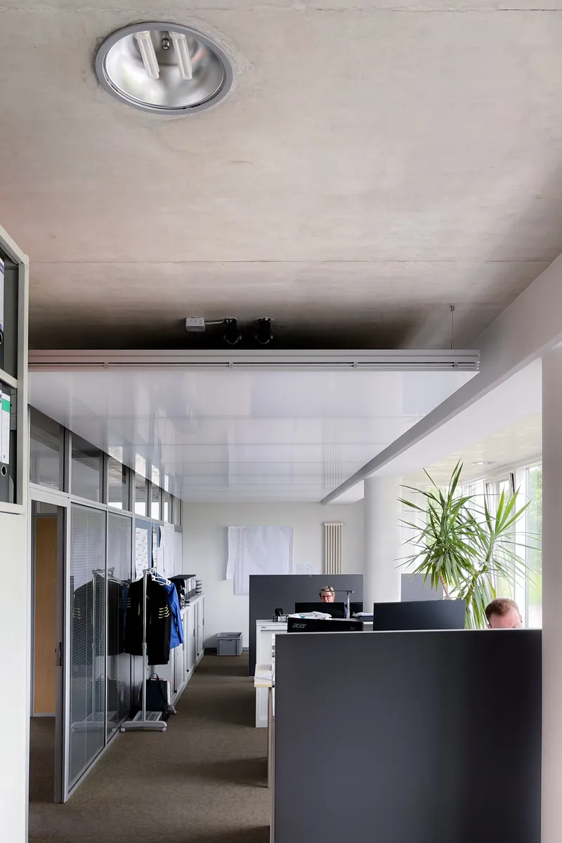 Arbeitsplatz im Großraumbüro mit interpanel Klimapanel Deckenkühlung