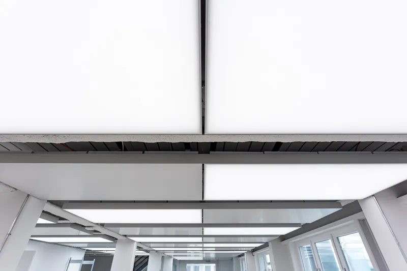 Deckendetail — interpanel Klimapanels zwischen Betonträgern montiert