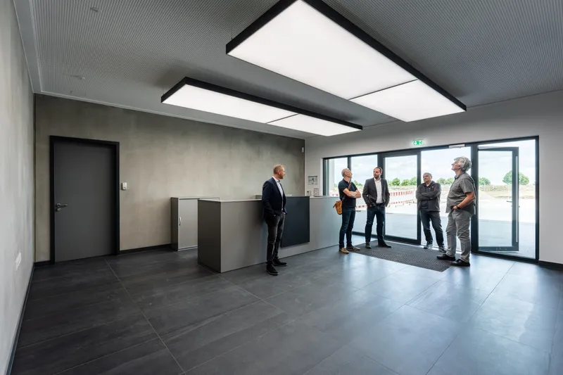 Empfangsbereich mit interpanel Klimaleuchten und Besuchern in der Firmenzentrale Cseri GmbH