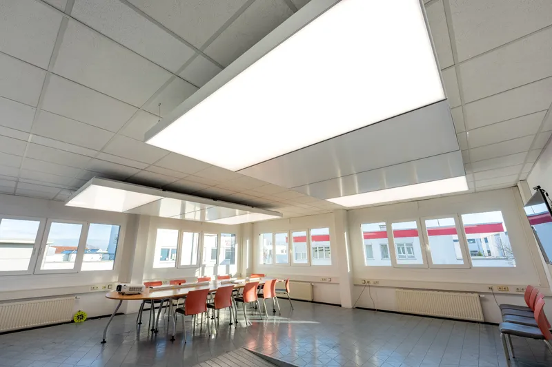 Großer Konferenzraum mit mehreren interpanel Klimapanels an der Decke