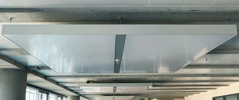 Nahaufnahme Klimaleuchte zwischen Betonträgern im Deichtor Office Center