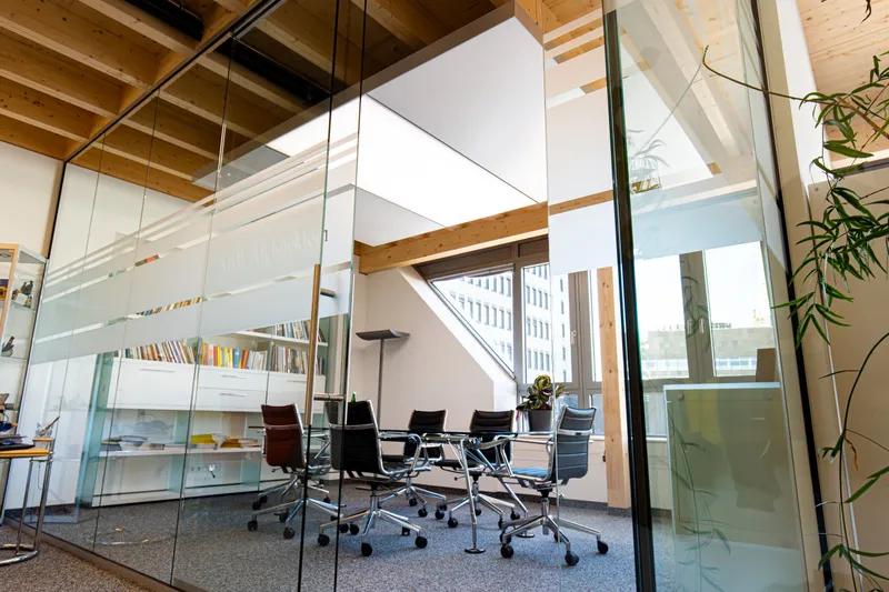 Konferenzraum mit Glastrennwand und interpanel Klimaleuchten