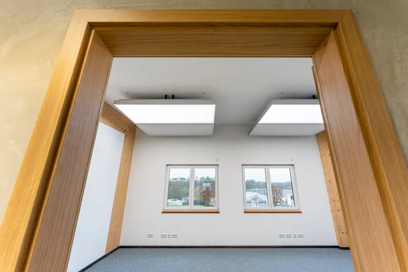 Büro-Eingangsbereich mit sichtbaren interpanel Klimapanels