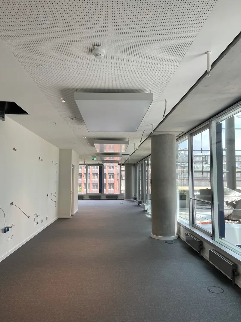 Bürofläche mit Glasfassade und interpanel Klimapanels zur Deckenkühlung