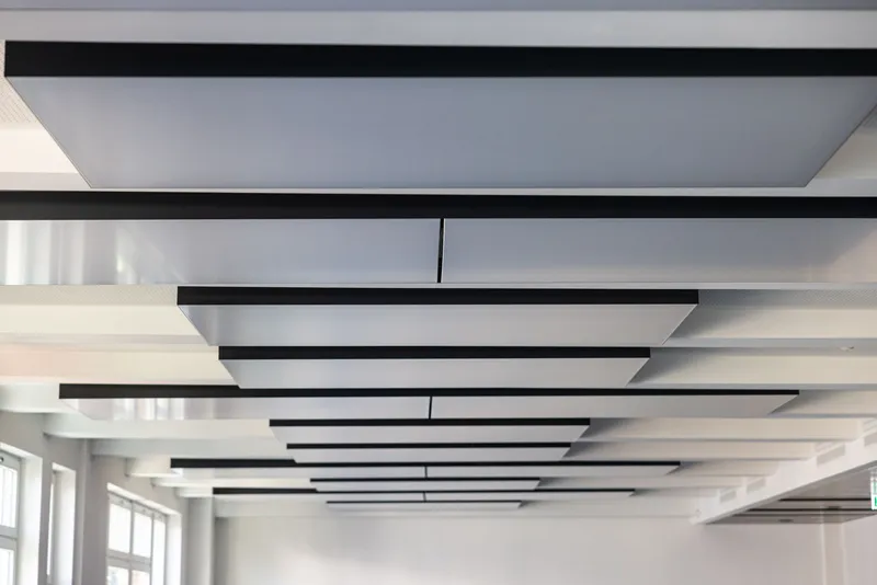 Perspektive auf mehrere interpanel Deckensegel in Reihe im Kontorhaus