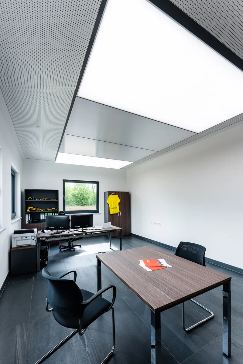 Einzelbüro mit interpanel Klimapanel am Arbeitsplatz — taupunktunabhängige Deckenkühlung