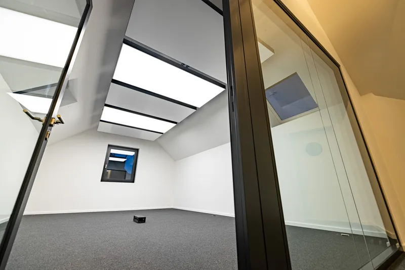 Glasbüro mit RAL 7021 Klimaleuchten von interpanel — Einzelraumkühlung Cresco Real Estate