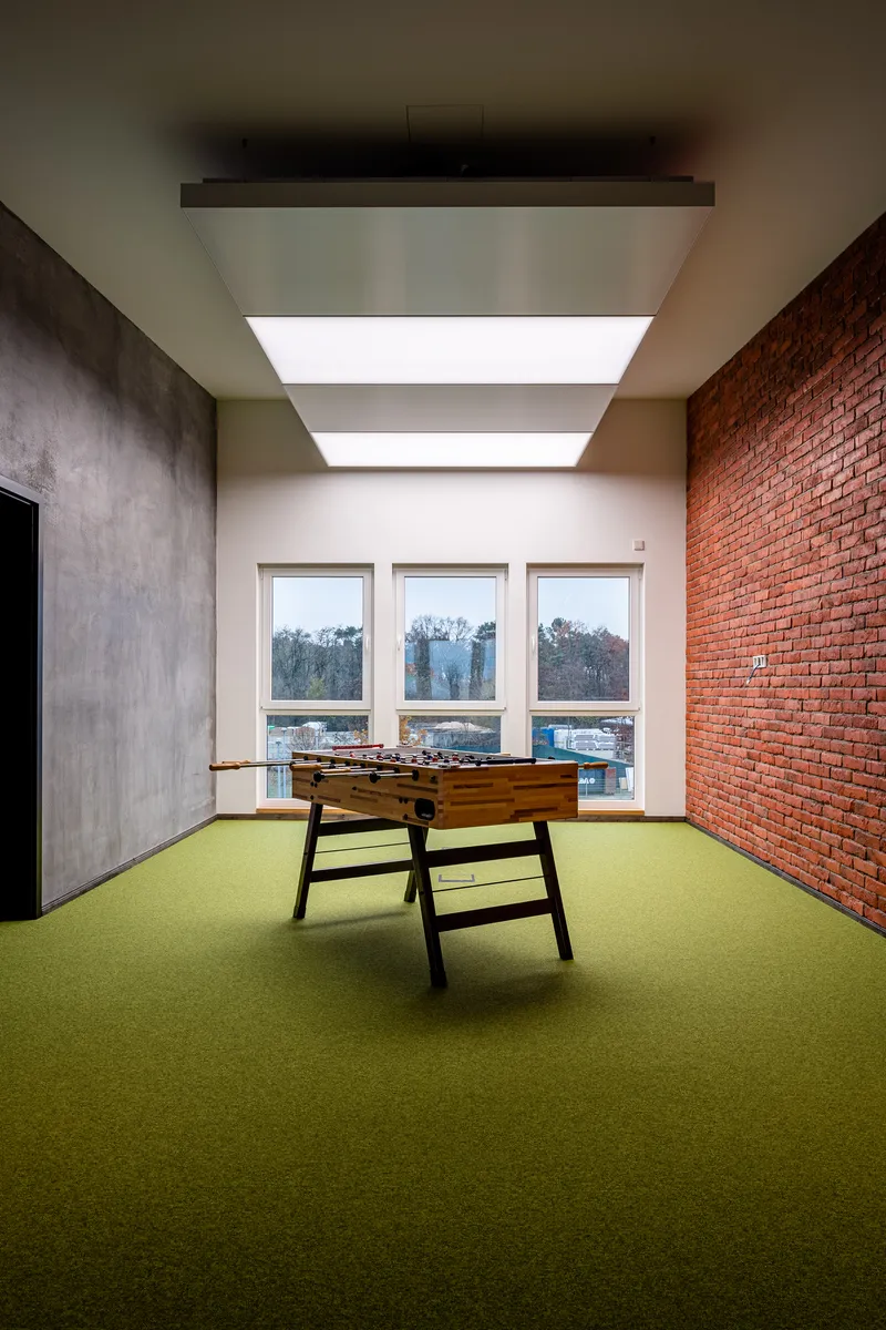 Aufenthaltsraum mit interpanel Klimapanel und Deckenkühlung