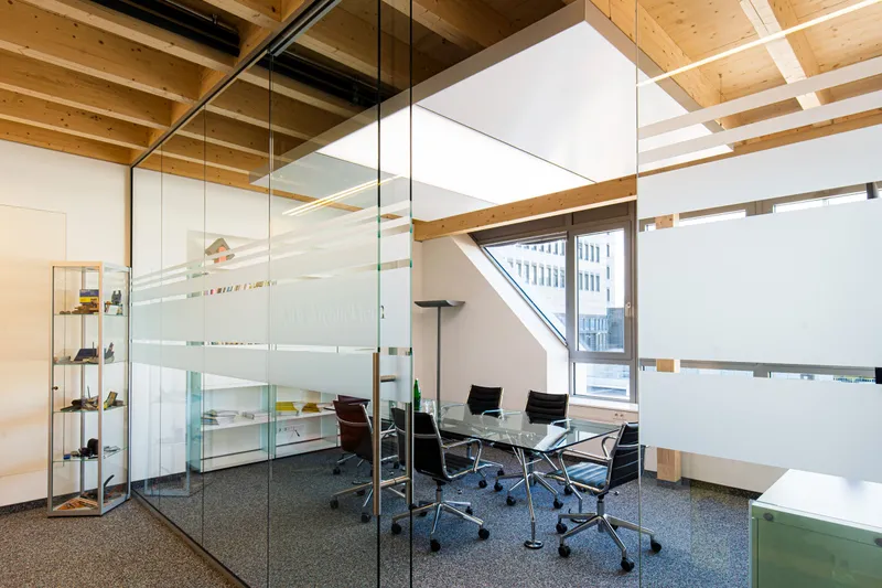 Büroübersicht mit Glaswand und Klimaleuchten bei ABW Architekten