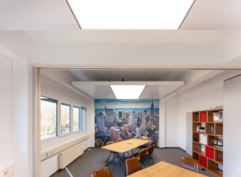 Büroübersicht mit Wandbild und interpanel Klimaleuchten bei Glöckler und Lauer