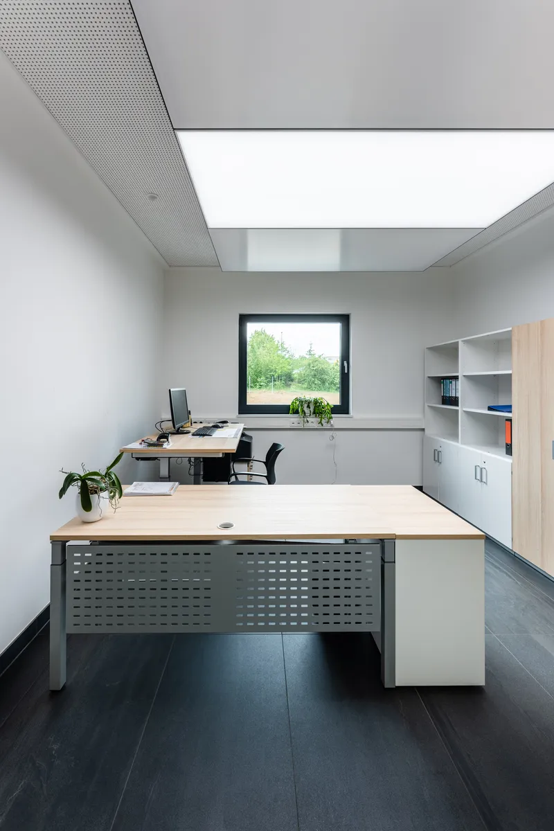 Doppelbüro mit interpanel Klimapanel über Arbeitsplätzen bei Cseri GmbH Nohra