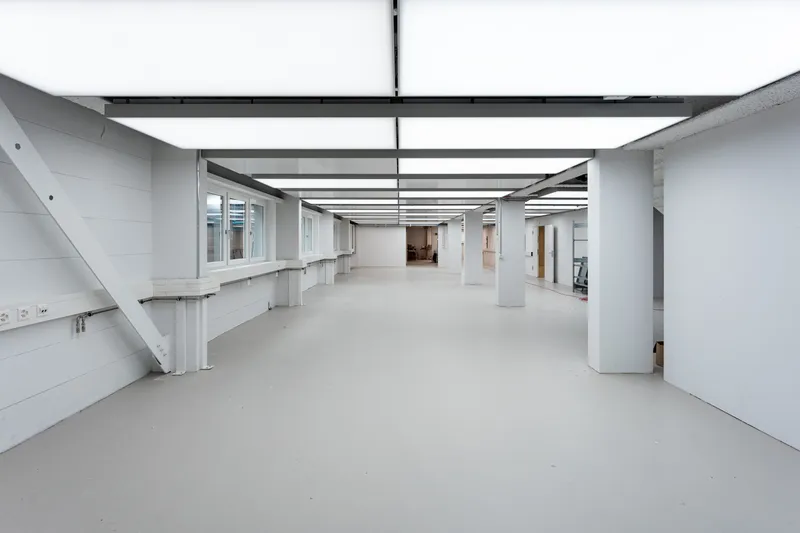 Gesamte Etage im Rohbau mit installierten interpanel Klimaleuchten