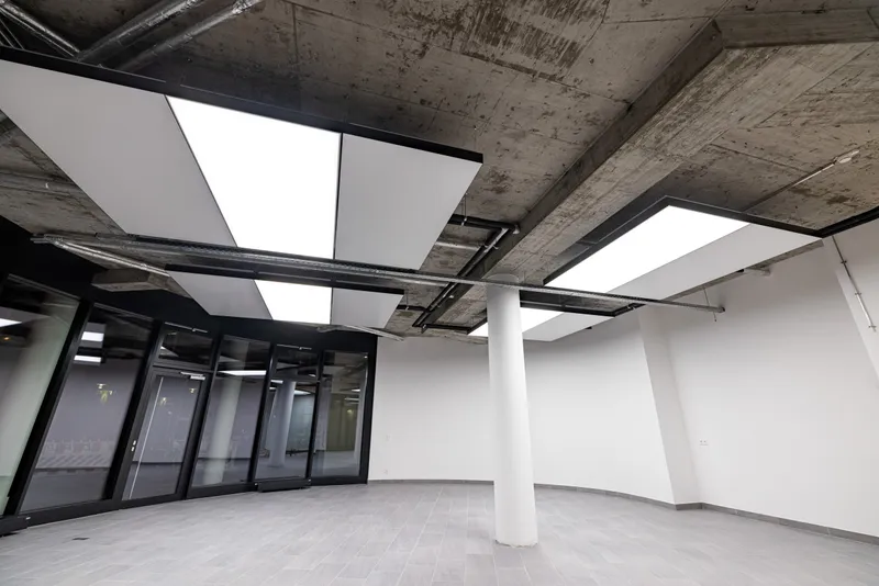 Etagenübersicht mit Sichtbeton und interpanel Klimaleuchten — 4.700 m² Bürosanierung Berlin-Mitte