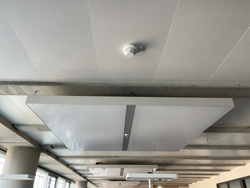 Detailansicht interpanel Klimapanel von unten an der Bürodecke