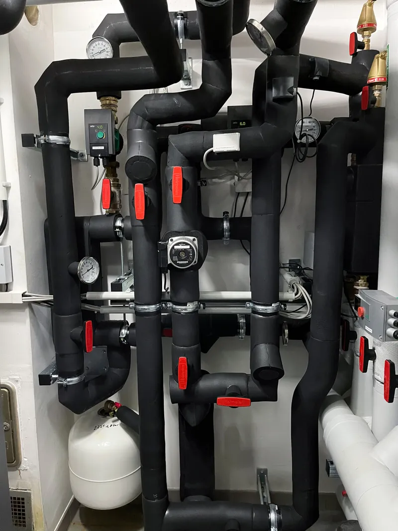 Technikraum mit Hydraulik-Installation für interpanel Deckenkühlung