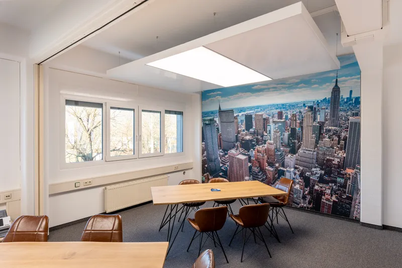 Besprechungsraum Nahaufnahme mit Klimaleuchten und Deckenkühlung