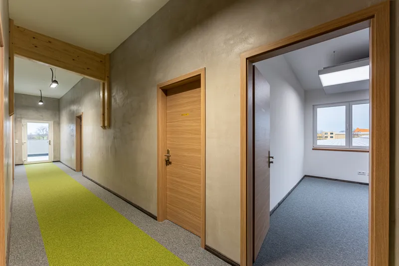 Flur im Holzbau mit interpanel Deckensystem