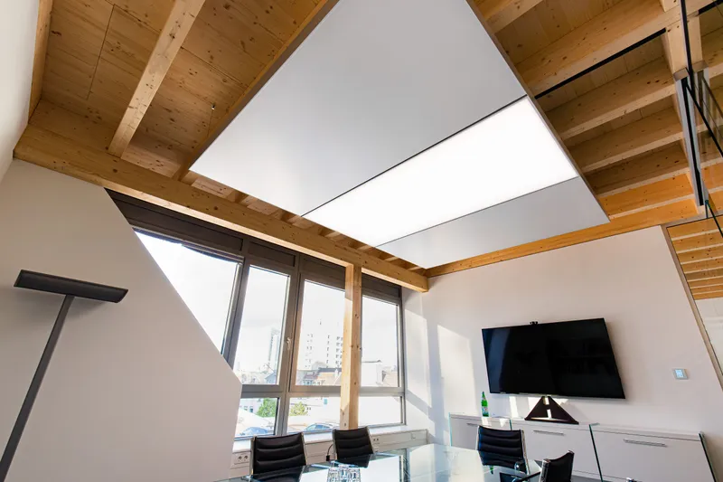 Konferenzraum Panorama mit interpanel Deckenkühlung und Beleuchtung