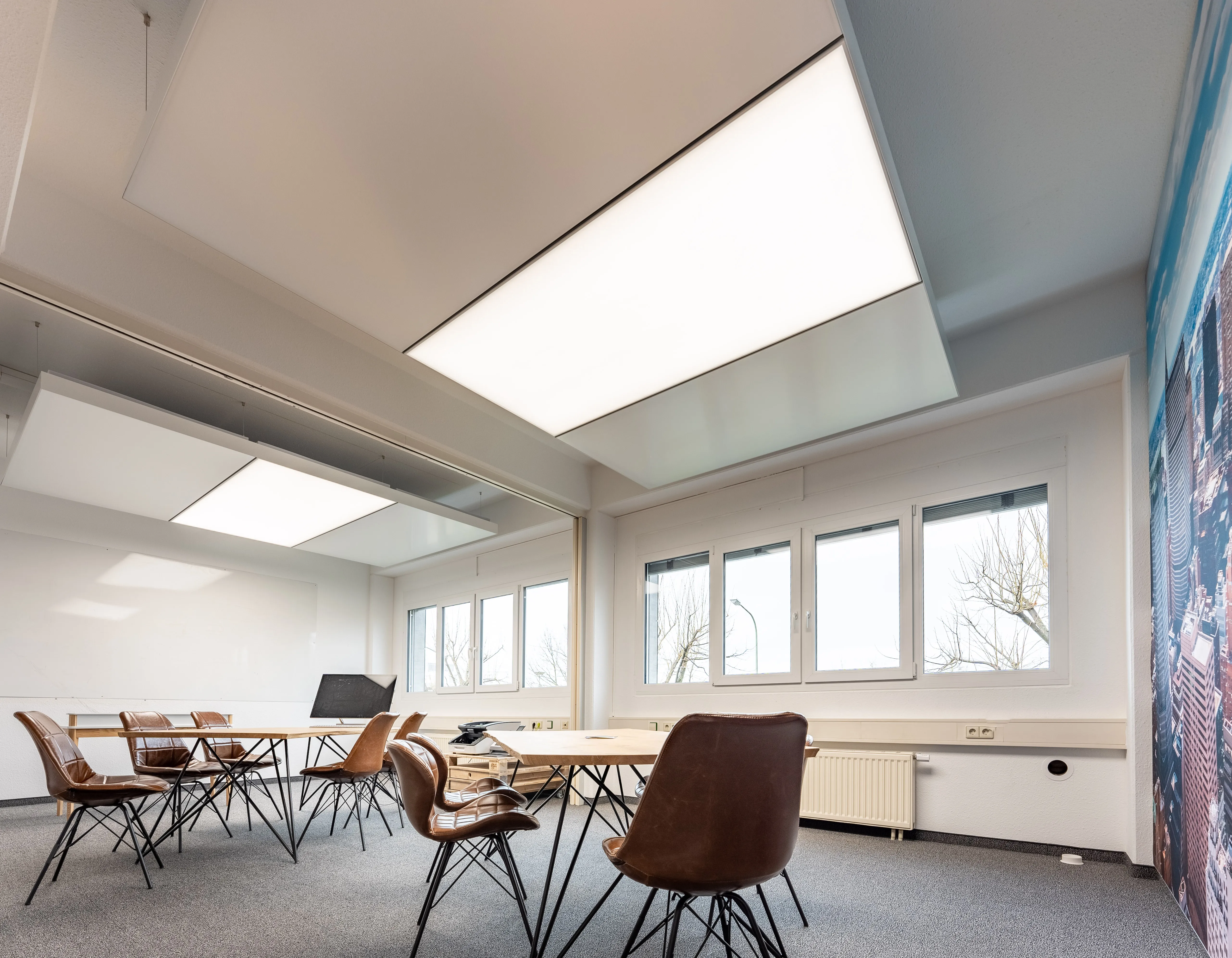 Besprechungsraum bei Glöckler und Lauer Neu-Ulm mit interpanel Klimaleuchten und modernem Mobiliar