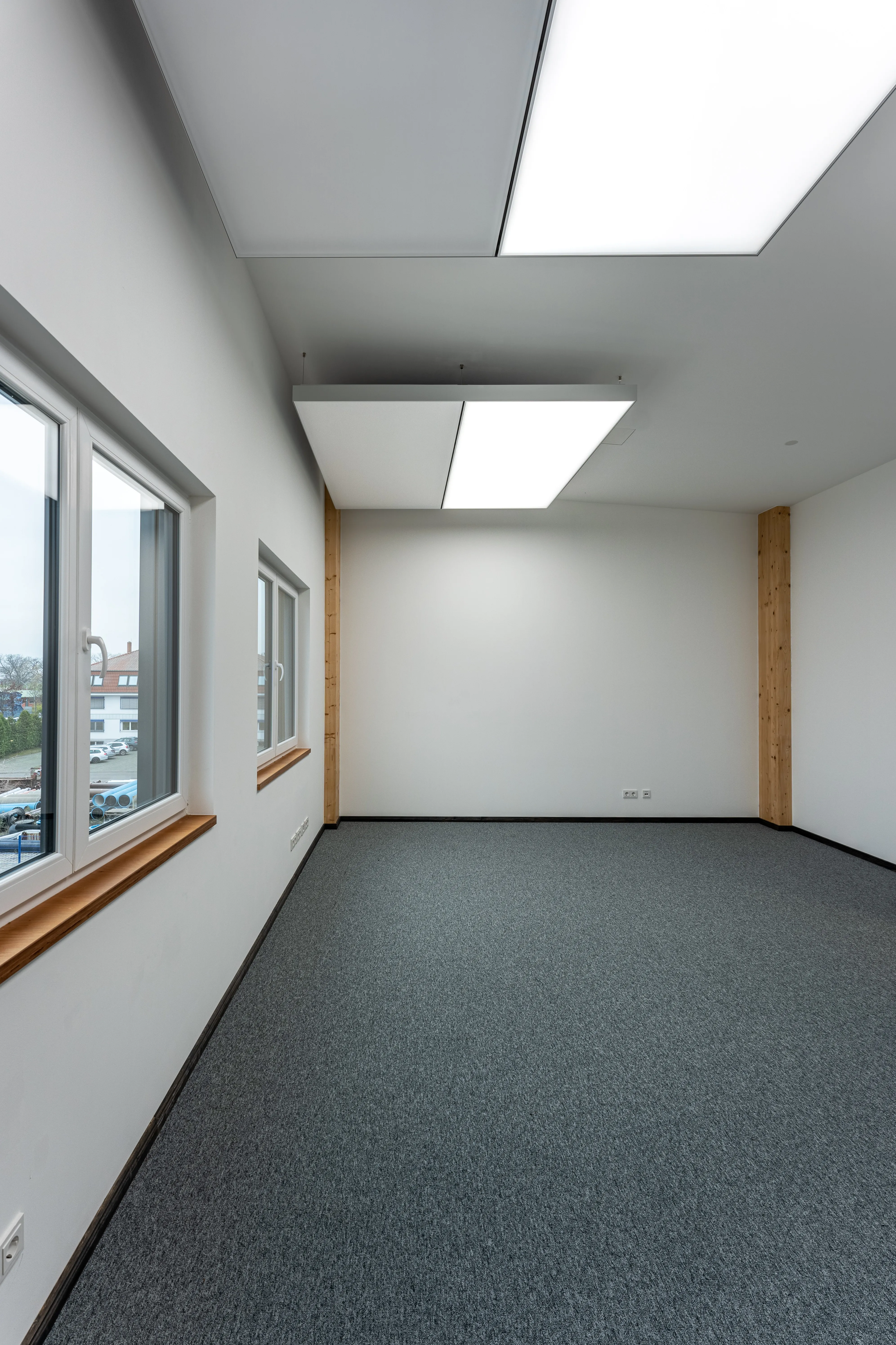 Büroraum mit interpanel Klimaleuchte und Klimapanel unter Holzdecke bei BENS Immobilien Berlin