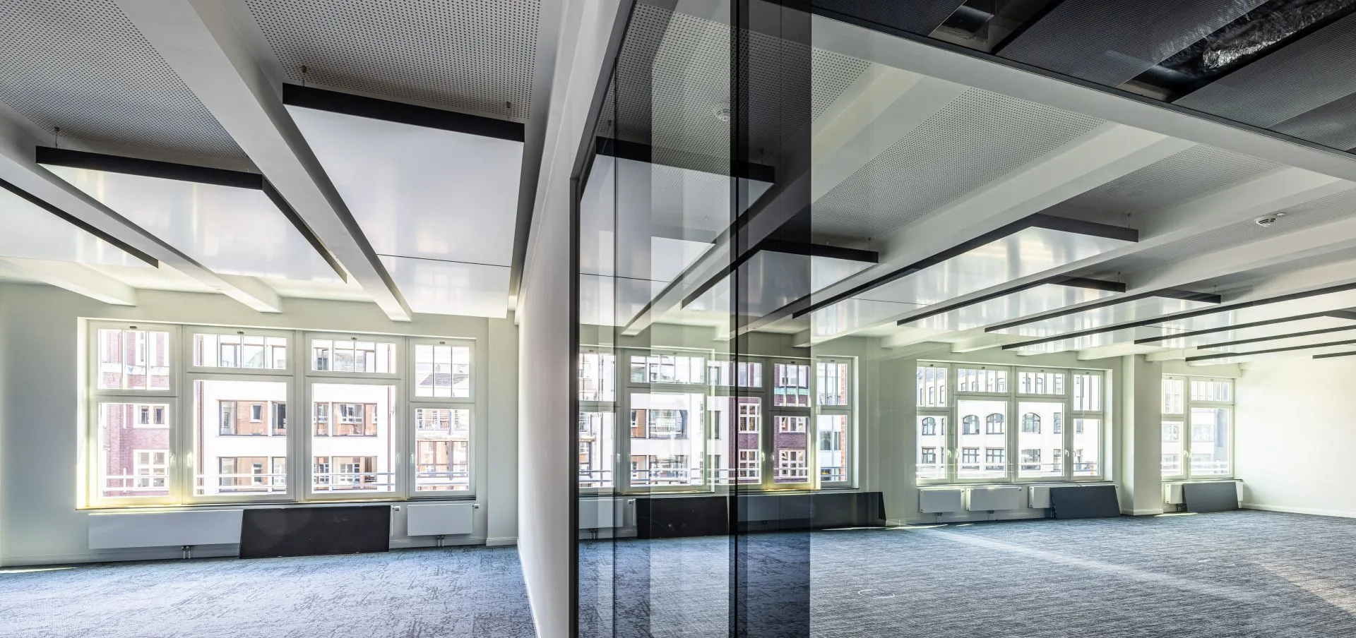Bürofläche Kaisergalerie Hamburg mit interpanel Klimaleuchten und Glastrennwänden im historischen Kontorhaus