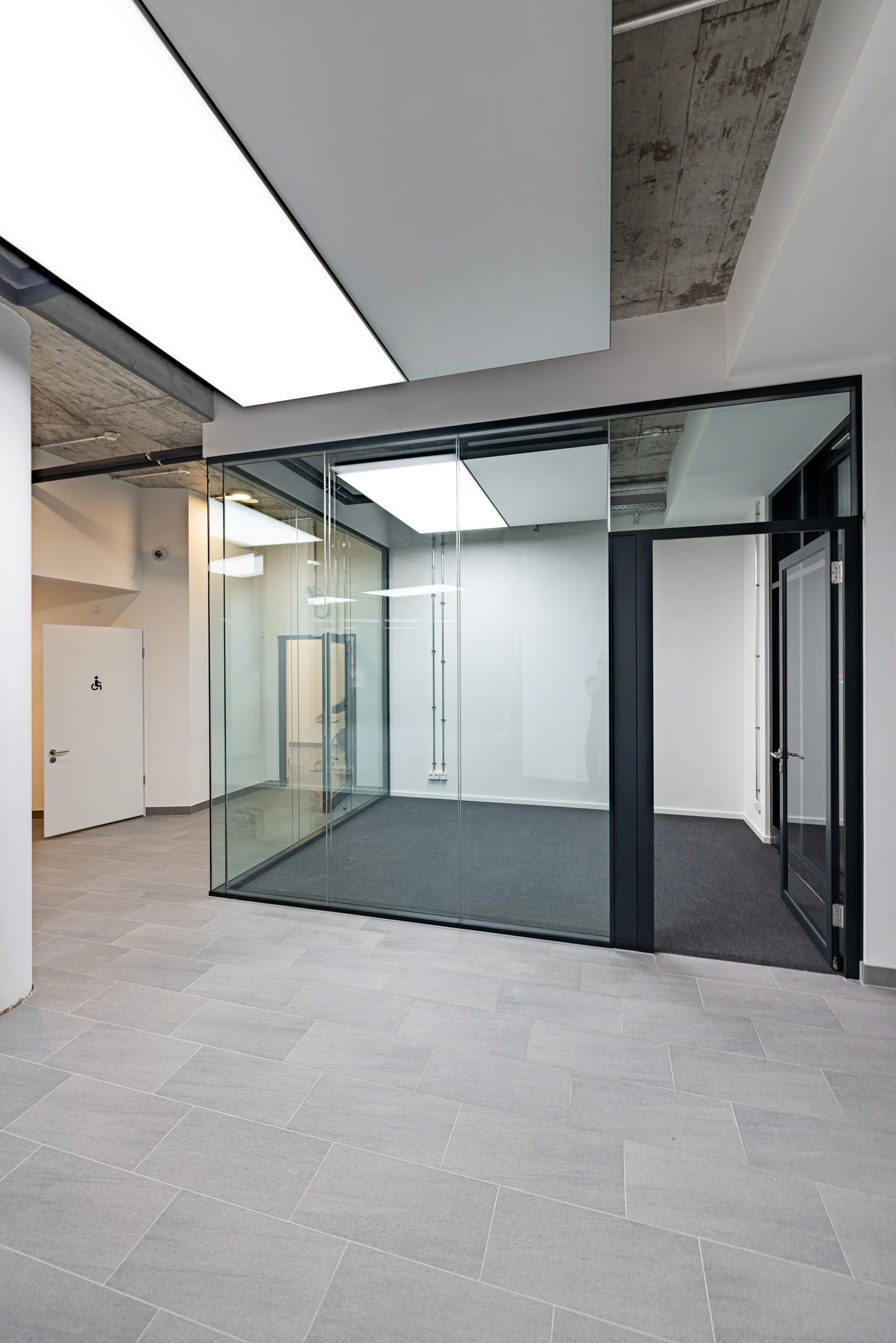 Glasbüro mit interpanel Klimaleuchte im Flur — Cresco Real Estate Berlin, Deckenkühlung in Bürosanierung