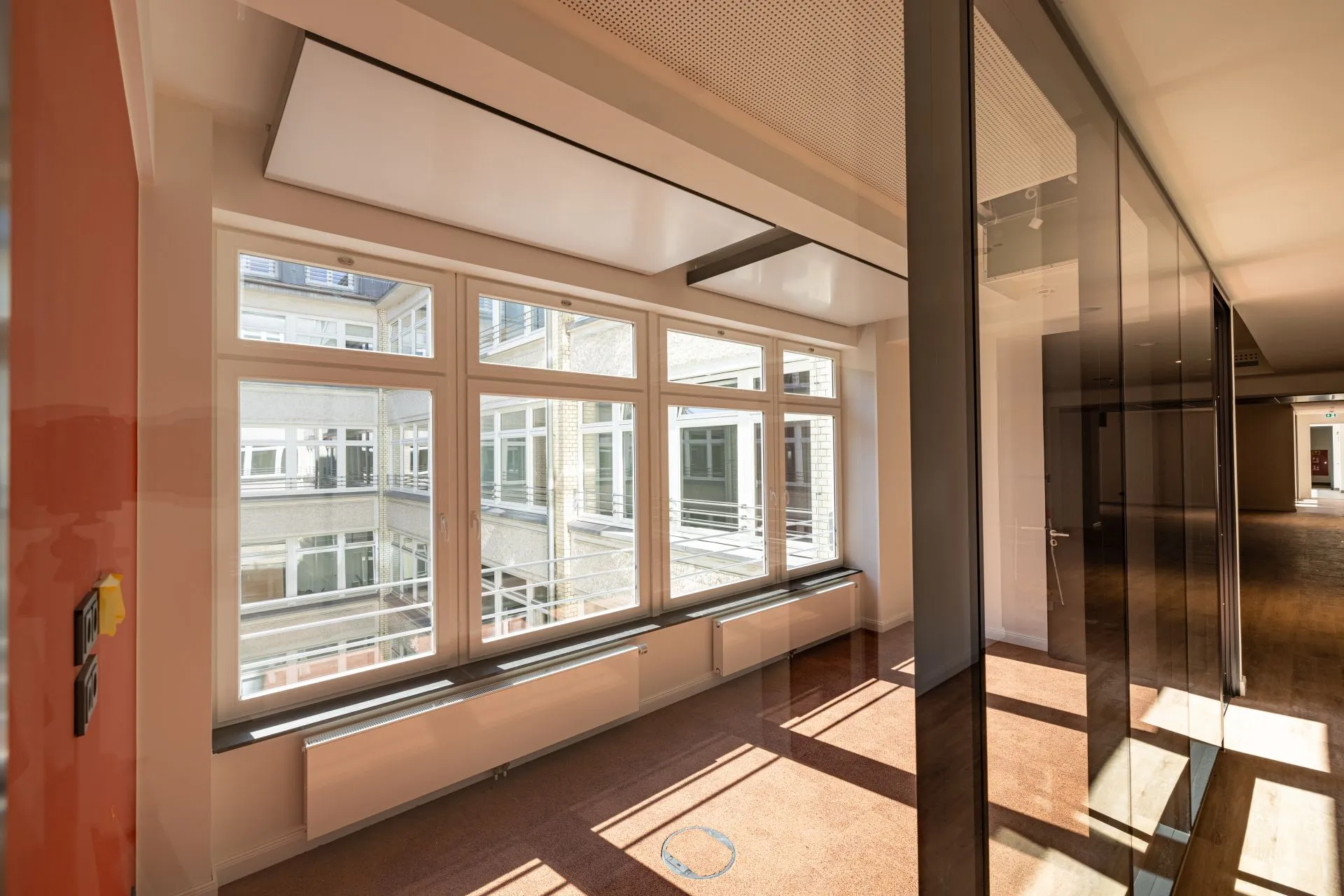 Büroraum mit interpanel Klimapanel an der Decke